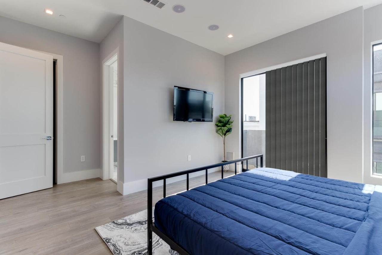 Modern 5 Bedroom Masterpiece With Rooftop Deck * Los Angeles
